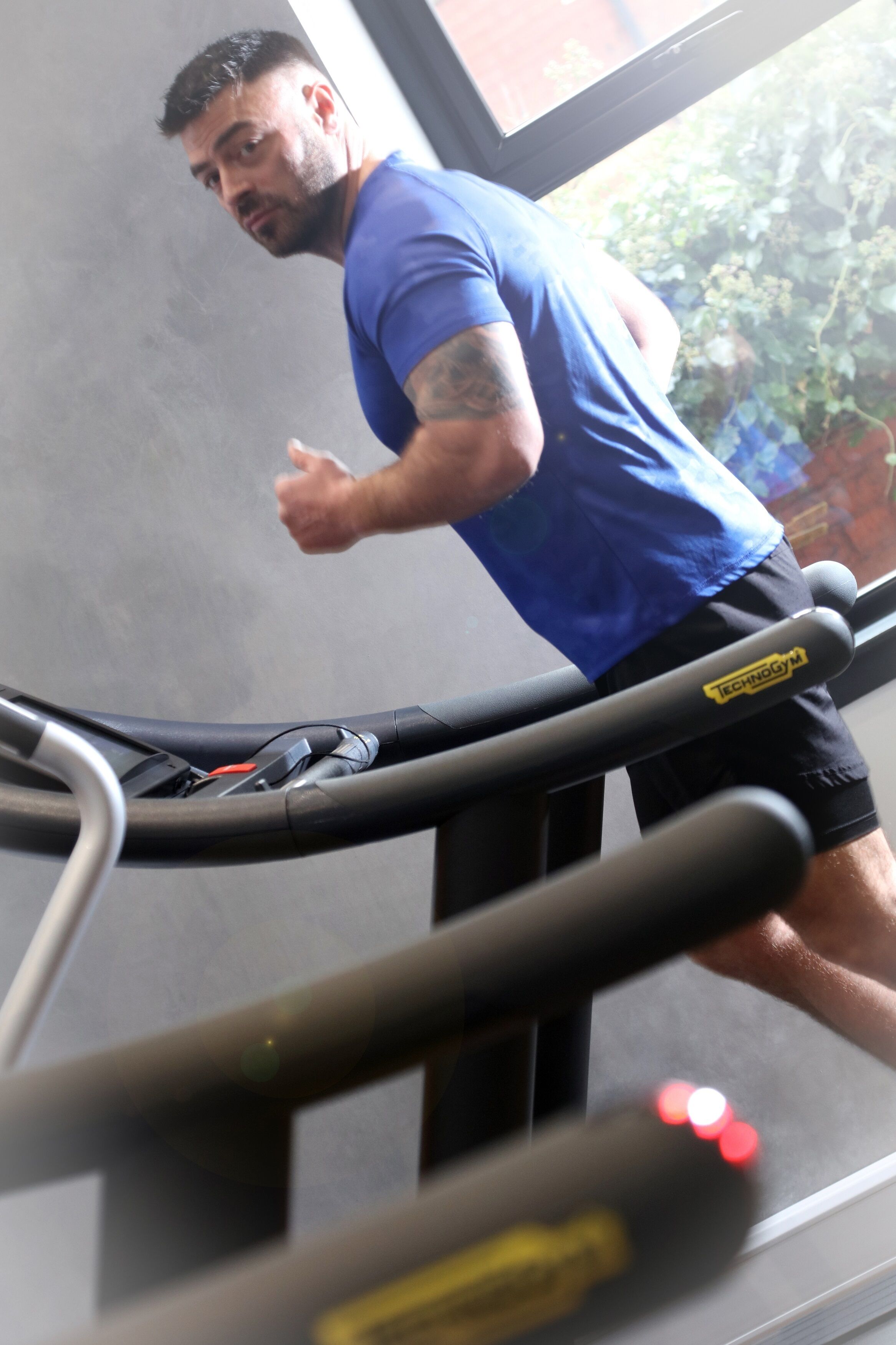 Eine Person läuft auf einem Laufband.