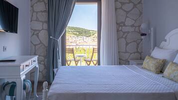 Deluxe tweepersoonskamer, balkon, uitzicht op zee (Non Smoking) | Een minibar, een bureau, gratis wifi, beddengoed