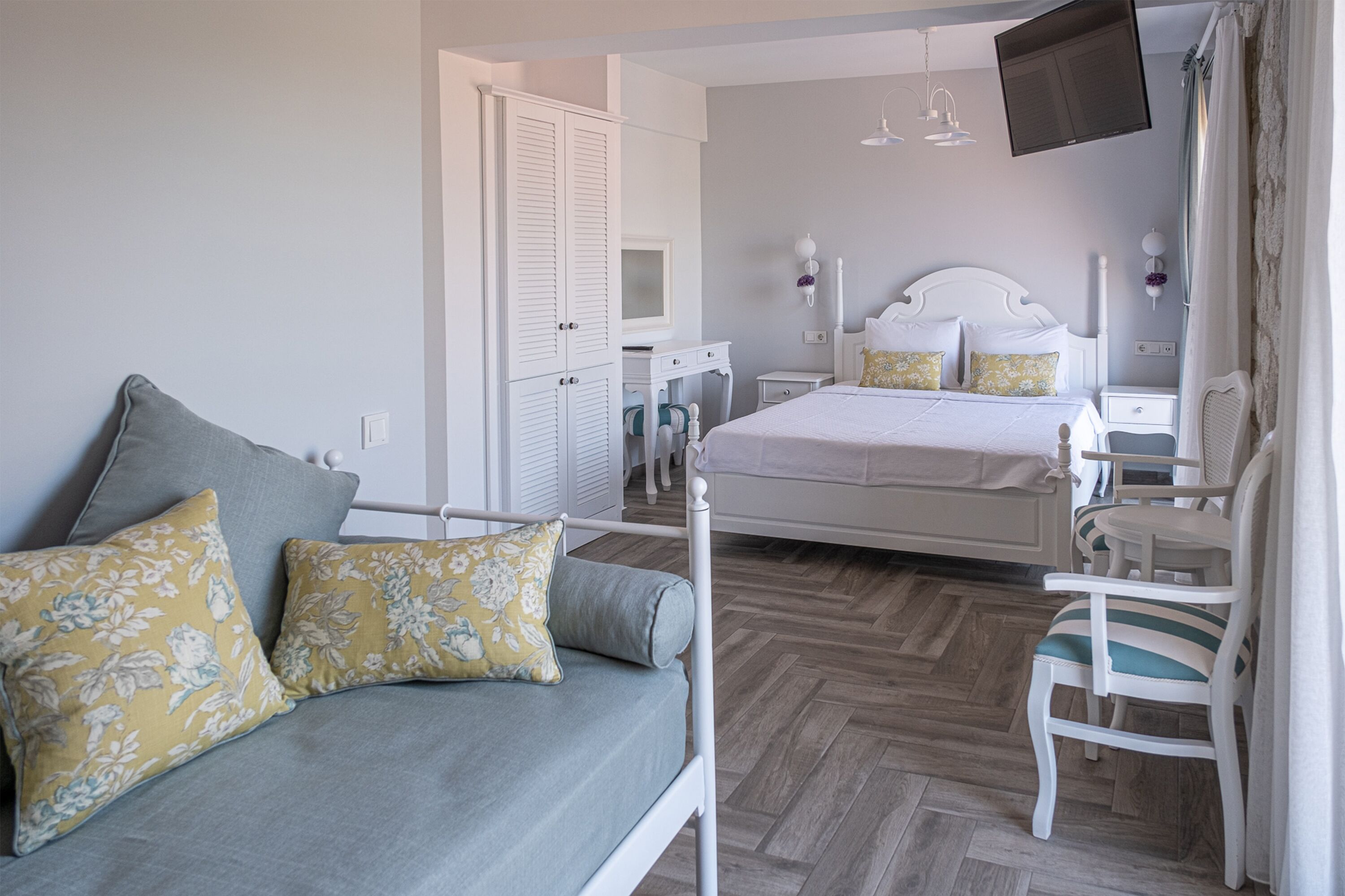 deluxe triple room, balcony, sea view (non smoking) | minibar, desk, free wifi, bed sheets