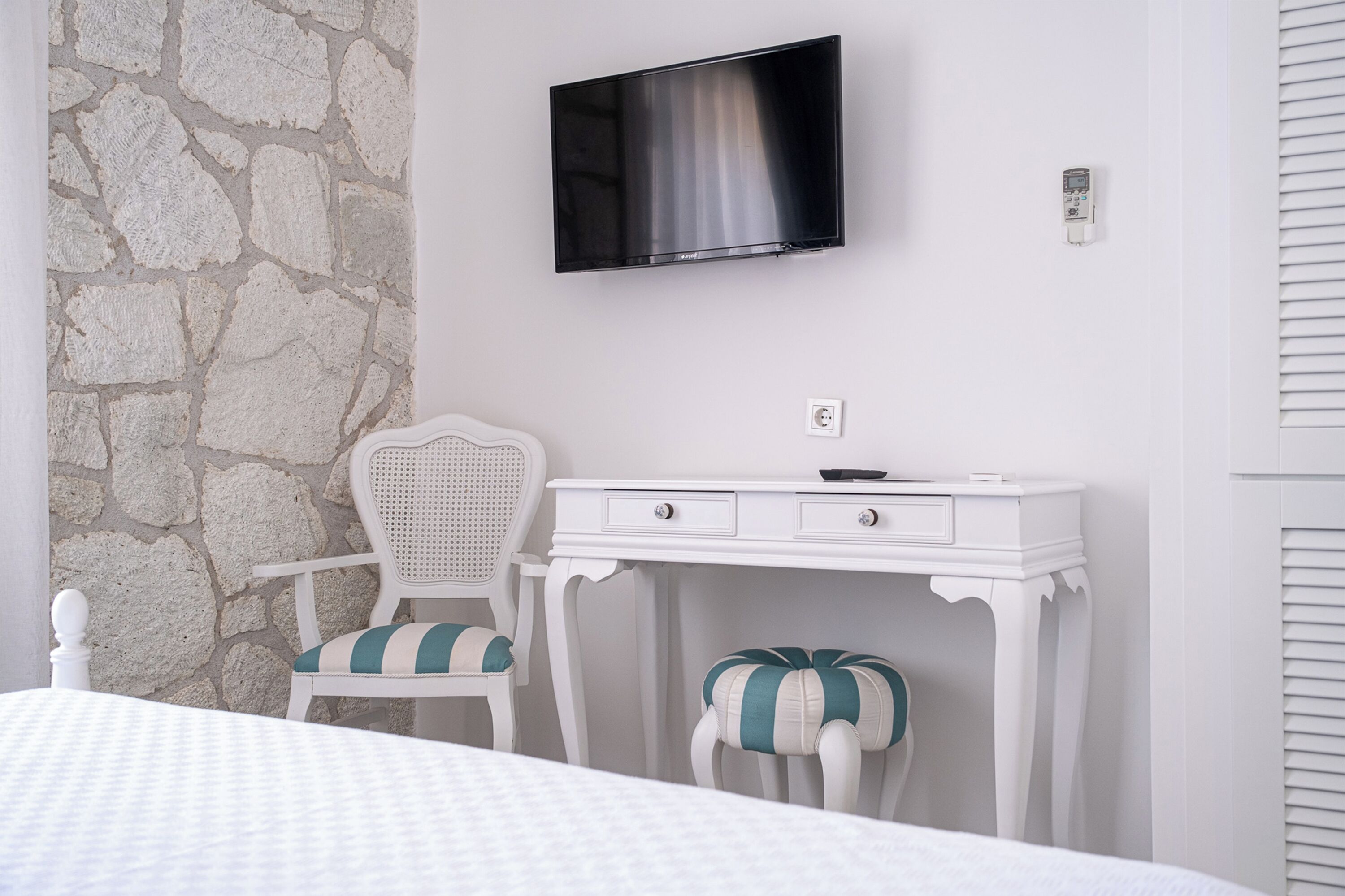 comfort double room | minibar, desk, free wifi, bed sheets