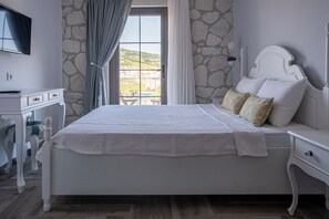 Dobbeltrom – deluxe, balkong, sjøutsikt (Non Smoking) | Minibar, skrivebord, wi-fi (inkludert) og sengetøy