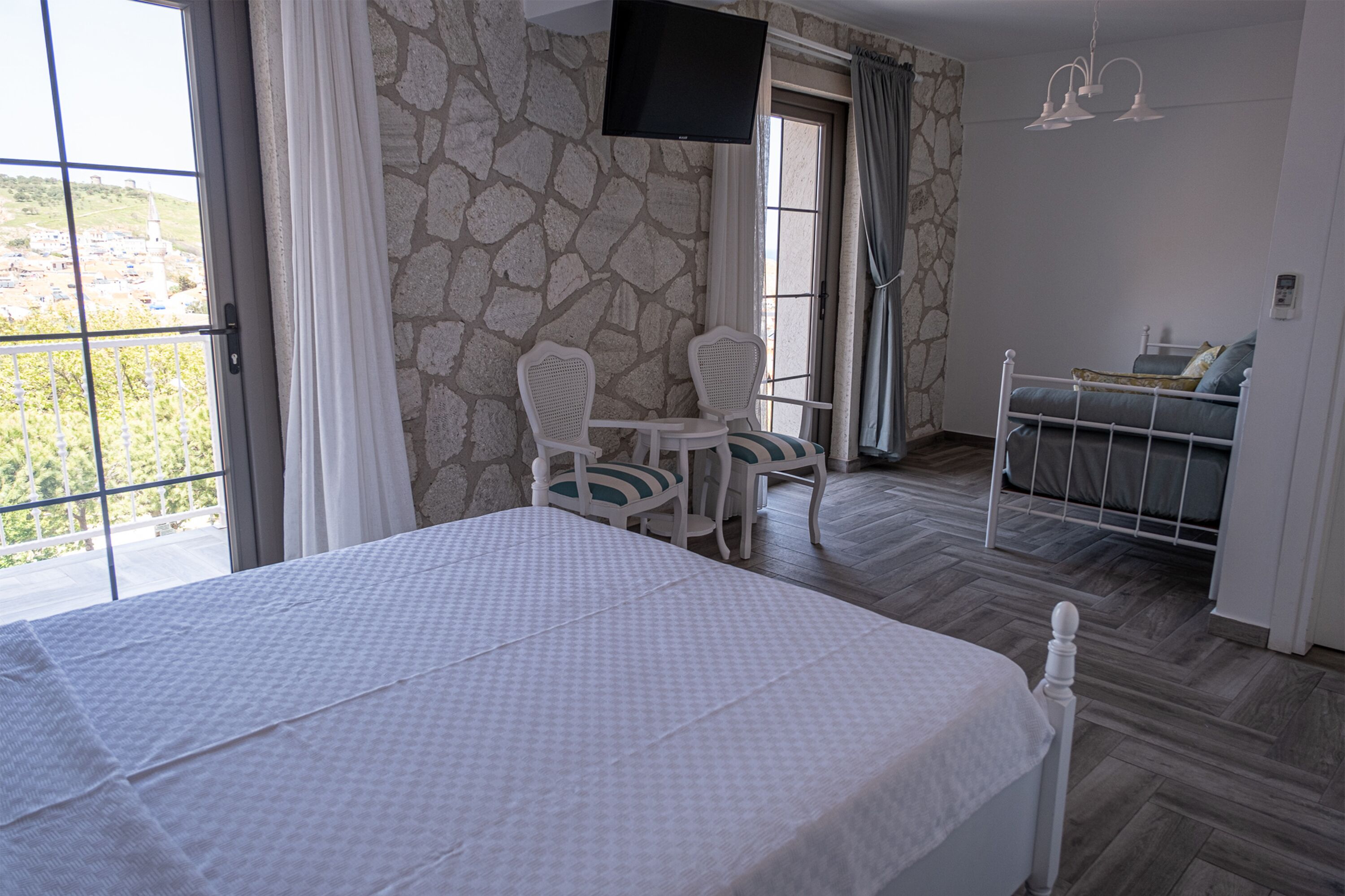 deluxe triple room, balcony, sea view (non smoking) | minibar, desk, free wifi, bed sheets