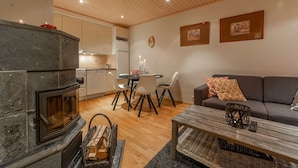 Una sala acogedora con chimenea, comedor y sofá.