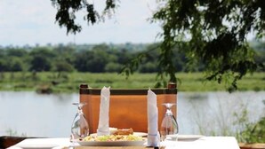 朝食、ランチ、ディナーに営業