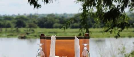 Breakfast, lunch, dinner served; local and international cuisine