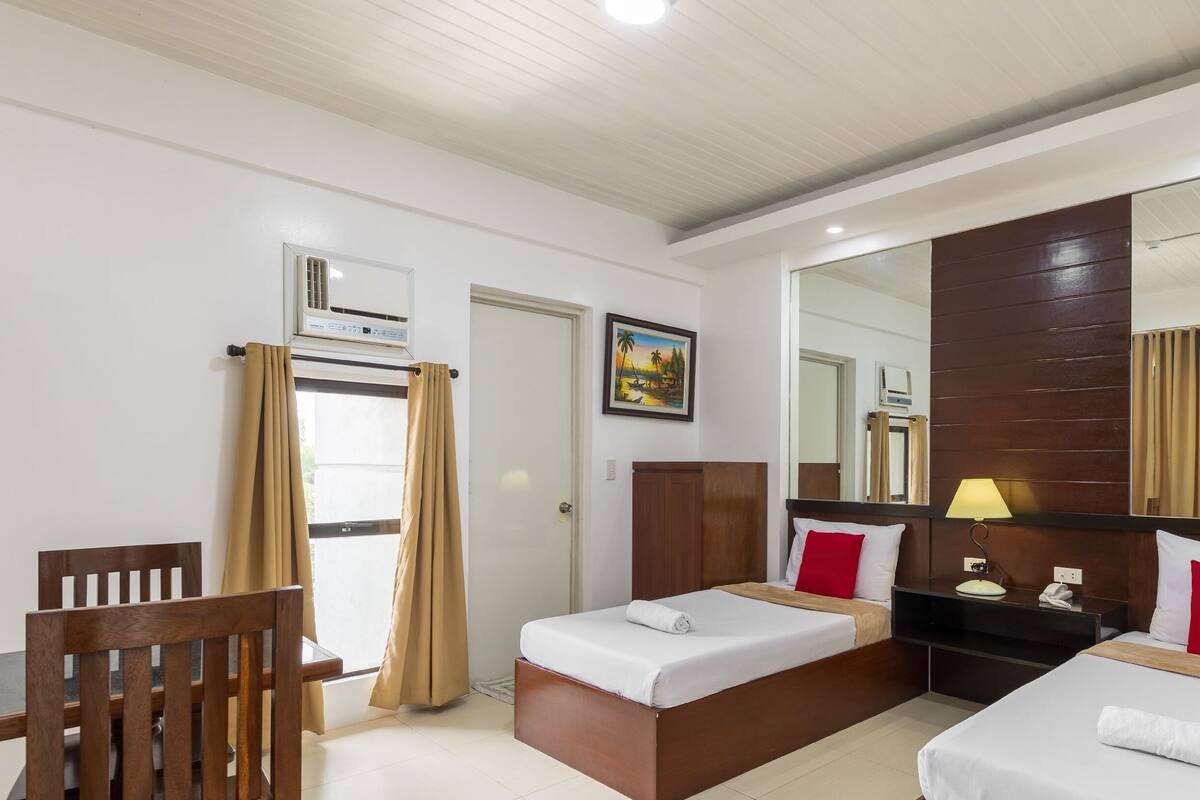 Superior Twin Room | Desk, rollaway beds, bed sheets, wheelchair access