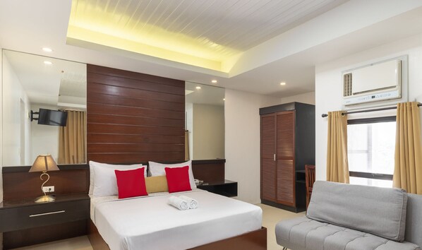 Deluxe Double Room | Desk, rollaway beds, bed sheets, wheelchair access