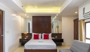 Deluxe Double Room | Desk, rollaway beds, bed sheets, wheelchair access