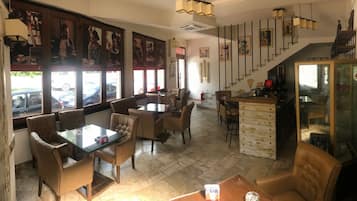 Petit déjeuner continental (10 EUR par personne)