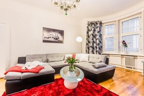 Design-huoneisto, kaupunkinäköala | Olohuone | Taulutelevisio, Netflix
