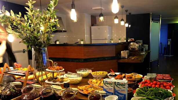 Un buffet proposant une variété de plats, notamment des fruits, des légumes et des condiments.