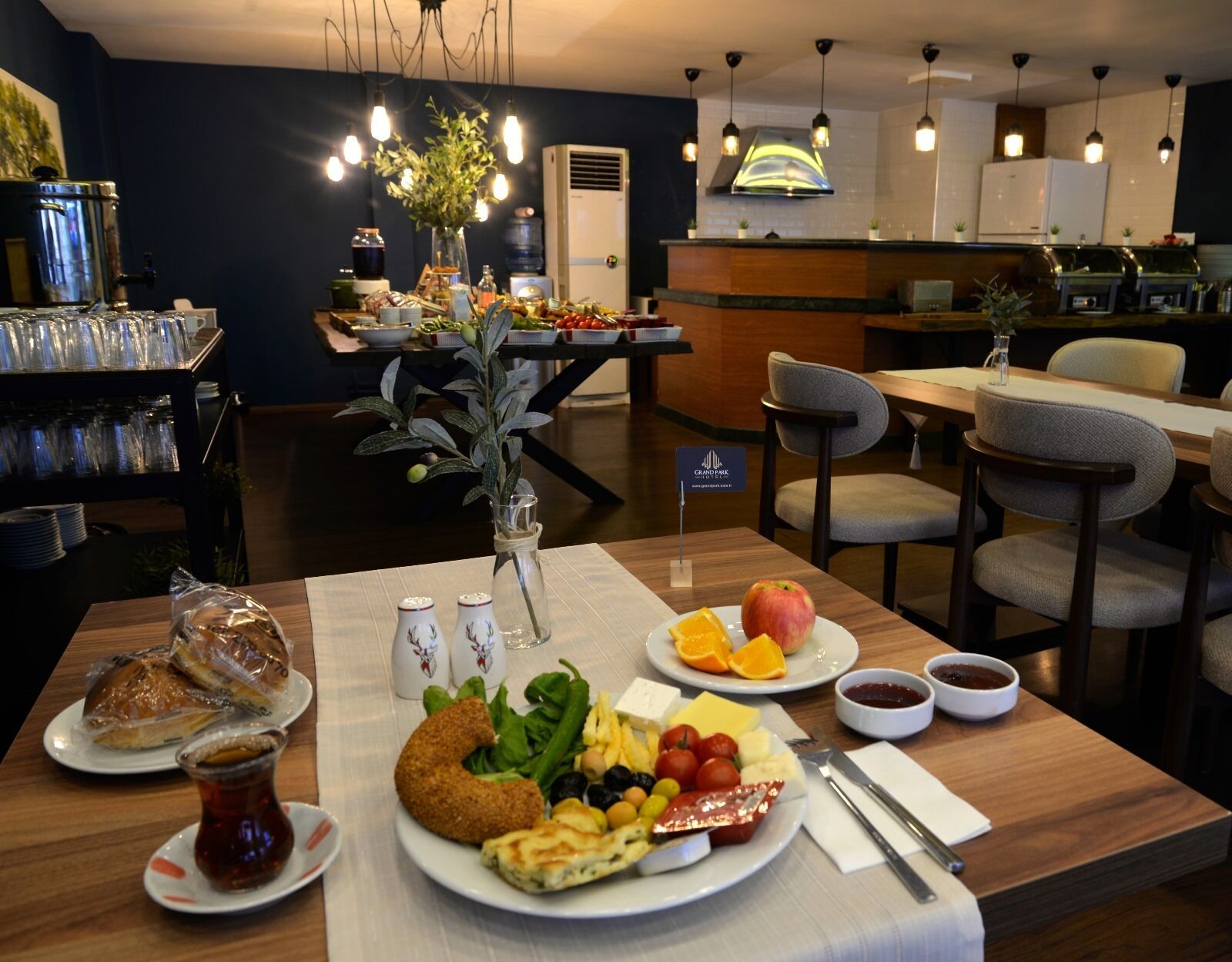 Free daily buffet breakfast