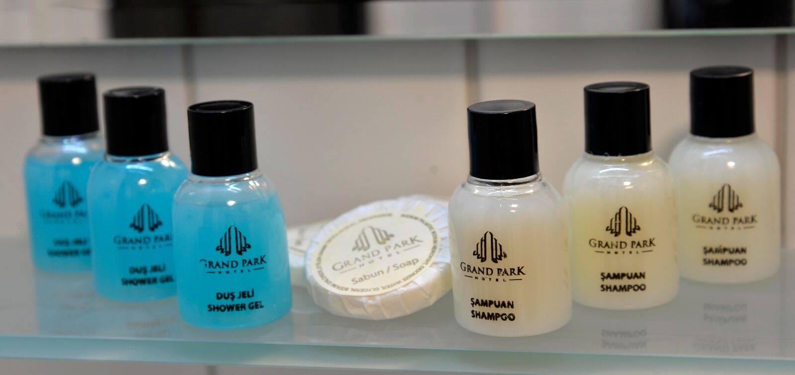 Presentación de los productos de gel de ducha y champú del Grand Park Hotel.