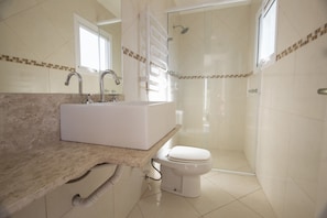 Apartment, 2 Bedrooms | Bathroom | Shower, towels