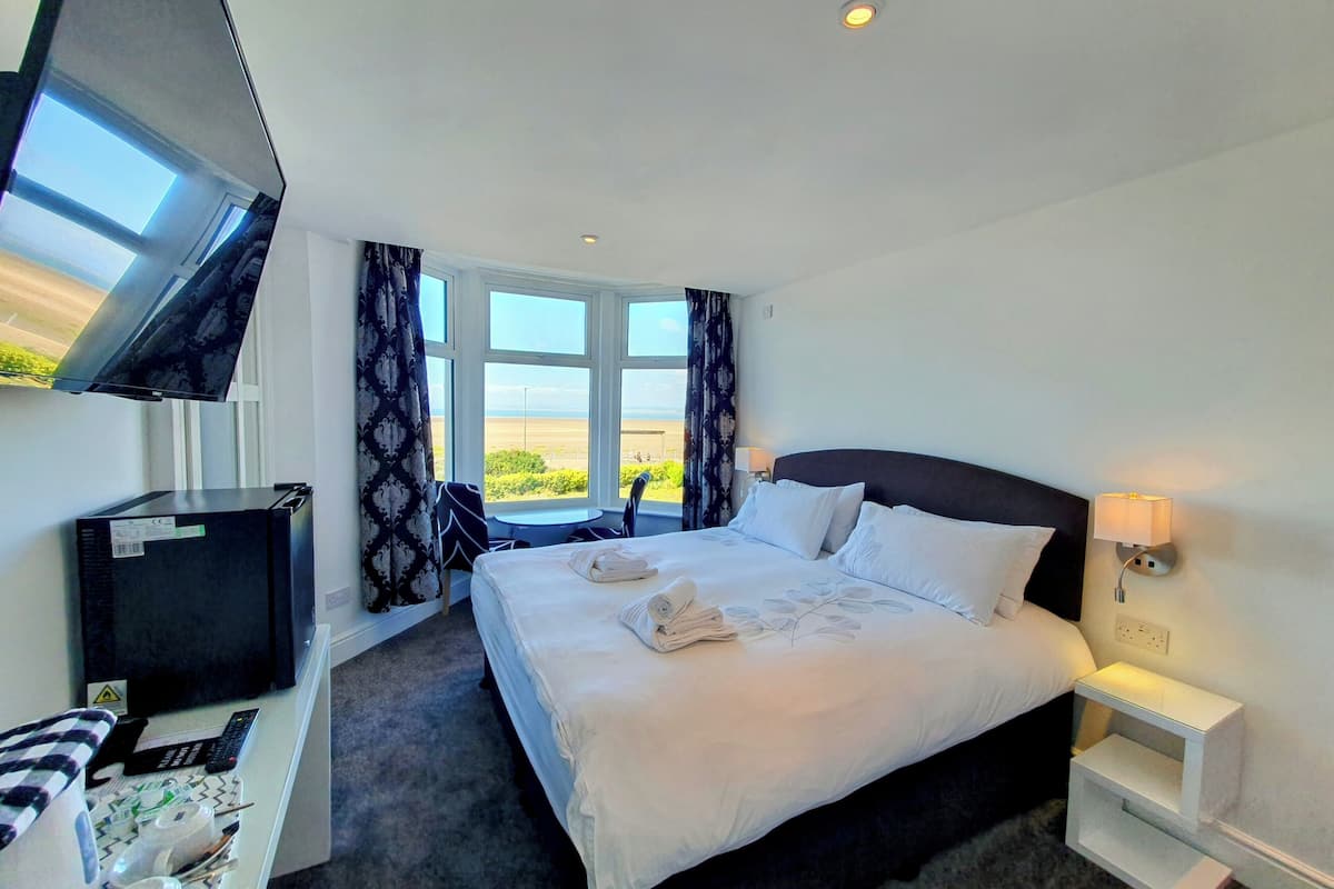deluxe double room, 1 king bed, sea view | iron/ironing board, free wifi, bed sheets