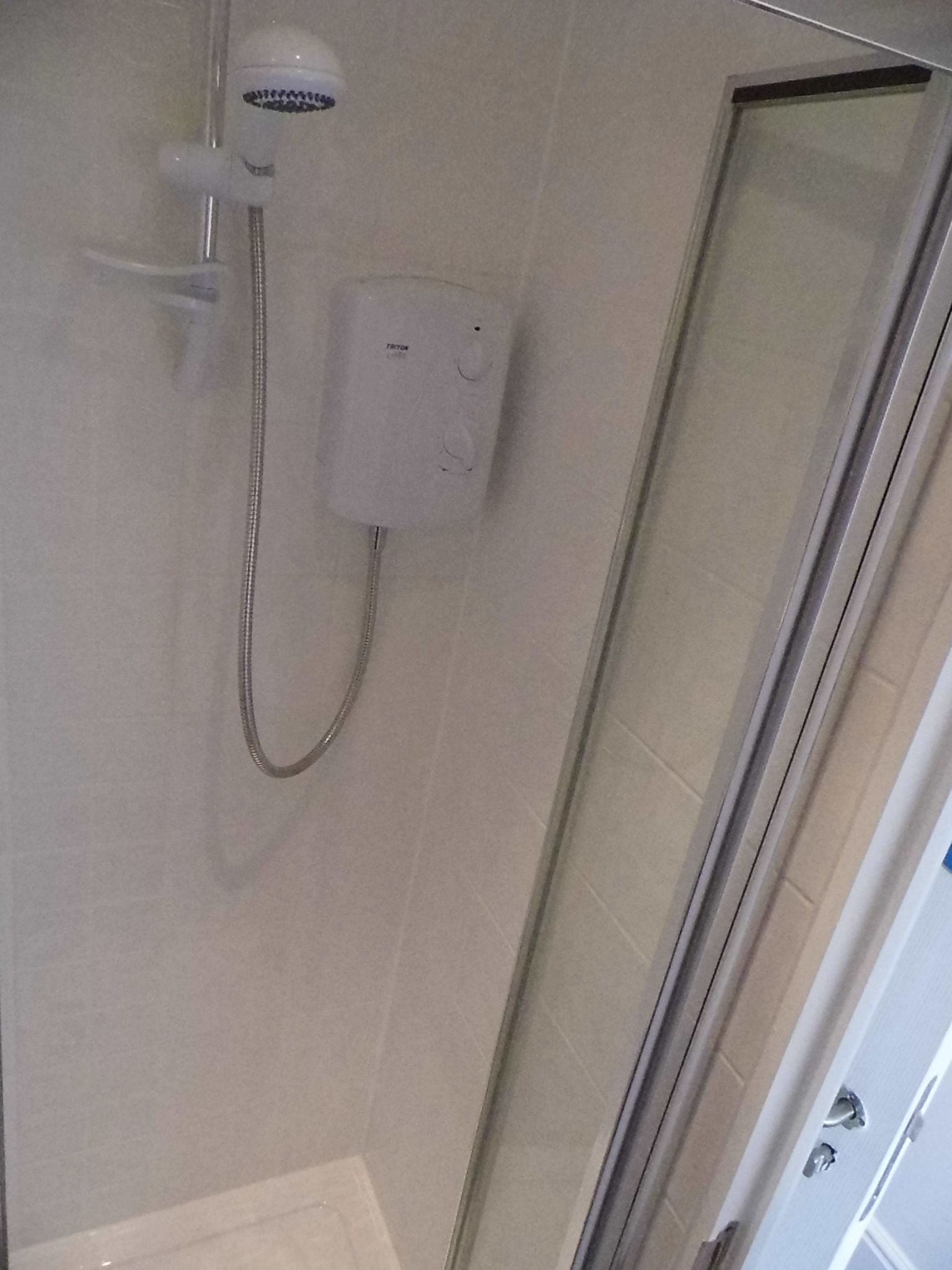 standard single room | bathroom | shower, free toiletries, hair dryer, towels