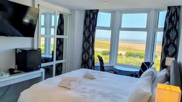 Deluxe Double Room, 1 King Bed, Sea View | 1 bedroom, iron/ironing board, free WiFi, bed sheets