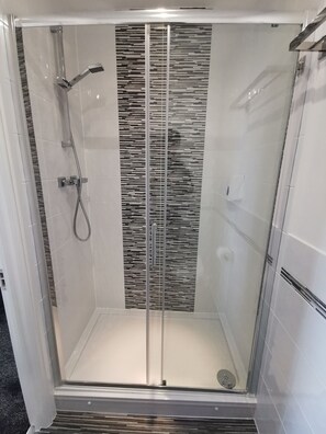 Chambre supérieure double, 1 très grand lit, vue sur la mer | Salle de bain | Douche, articles de toilette (gratuits), séchoir à cheveux
