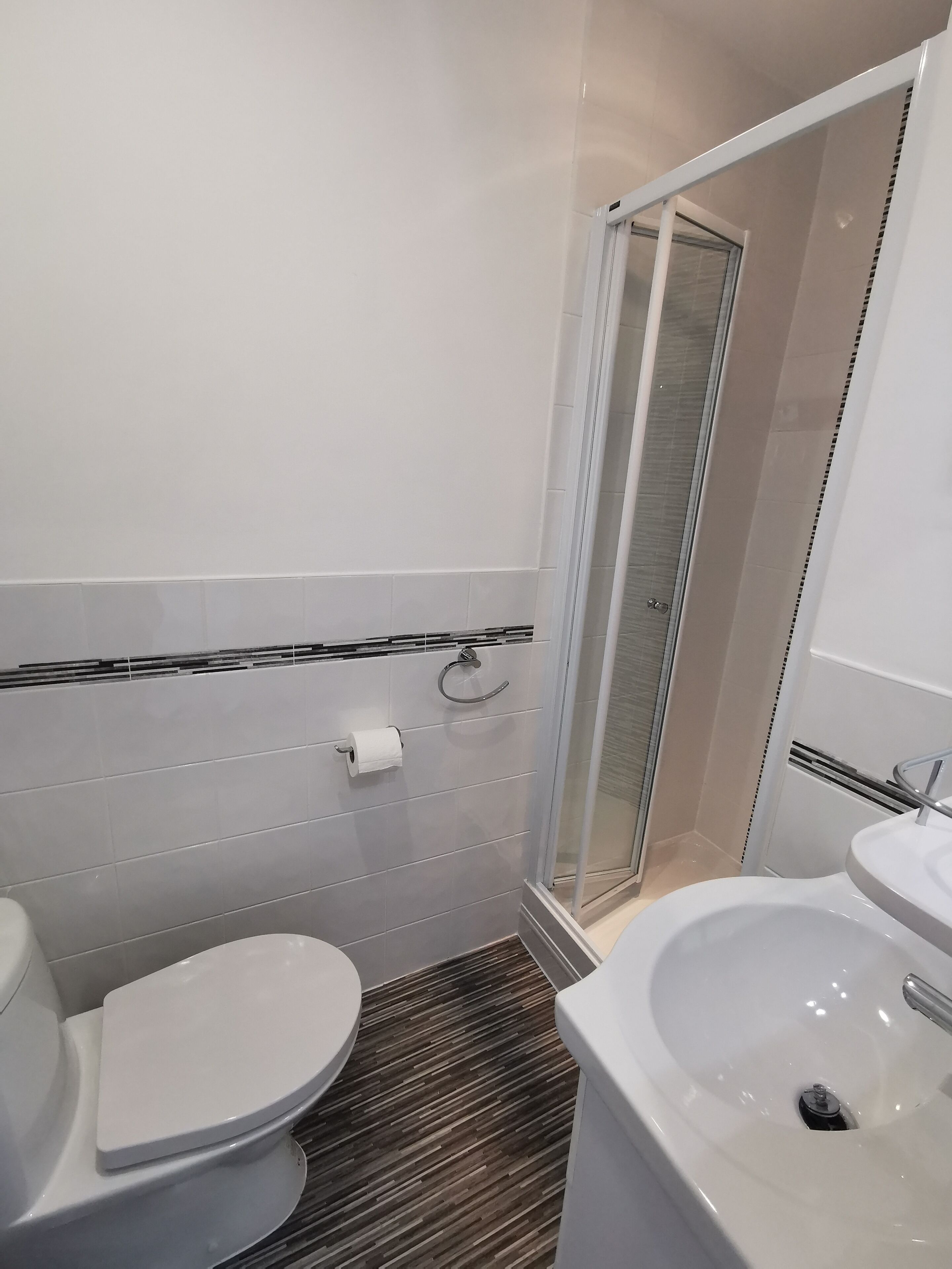 superior single room, 1 single bed, sea view | bathroom | shower, free toiletries, hair dryer, towels