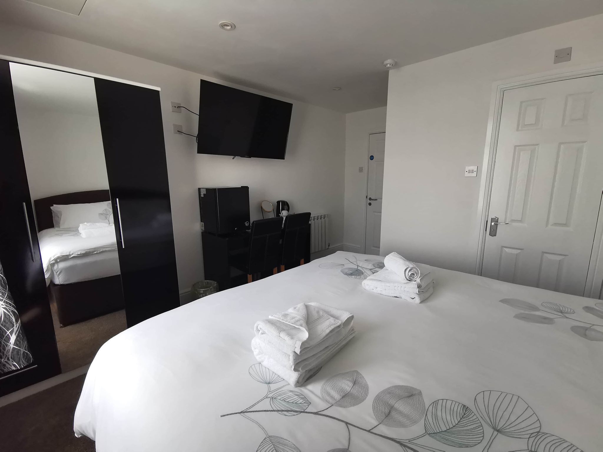 superior double room, 1 king bed | iron/ironing board, free wifi, bed sheets