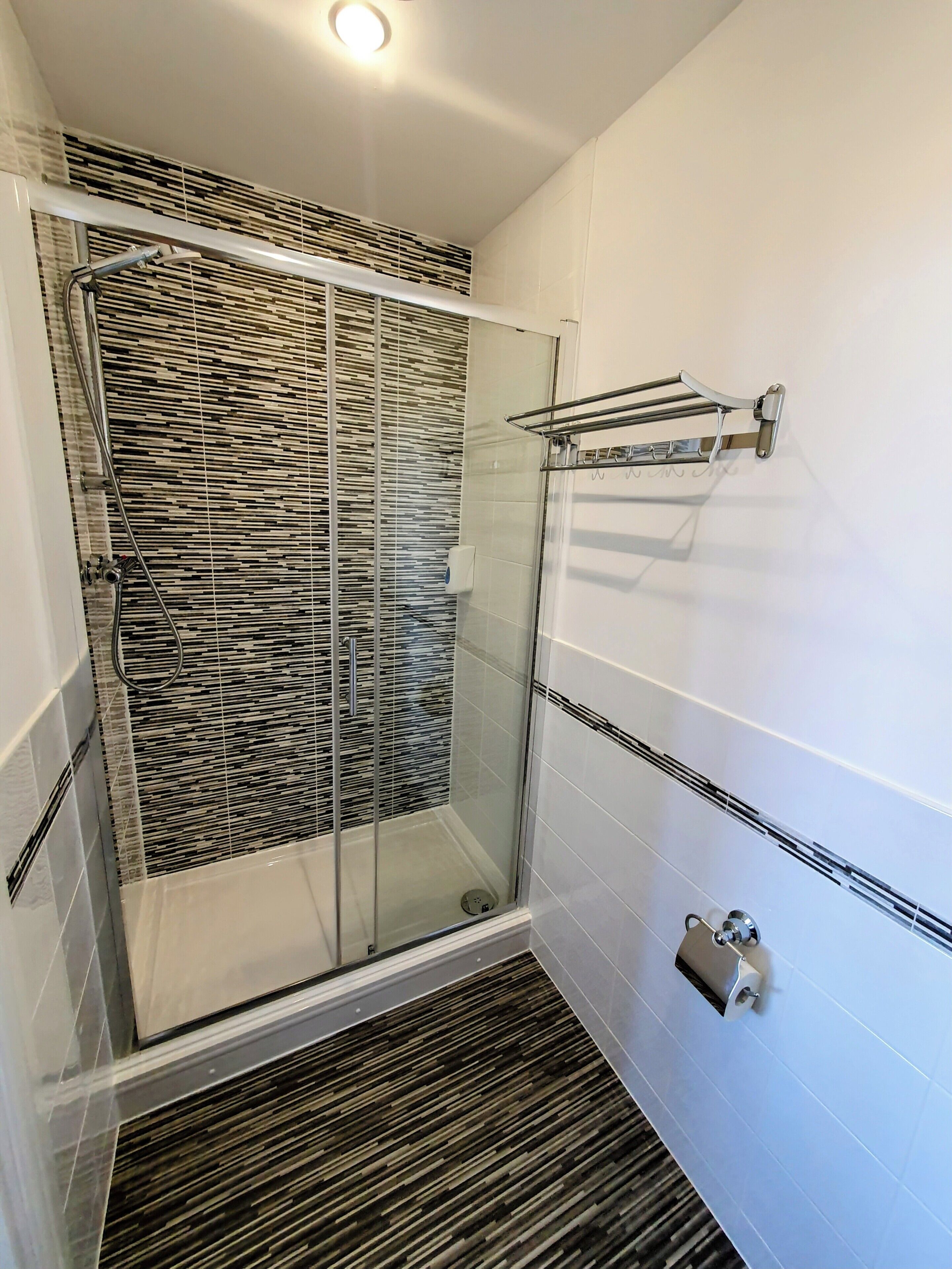 deluxe double room, 1 king bed, sea view | bathroom | shower, free toiletries, hair dryer, towels