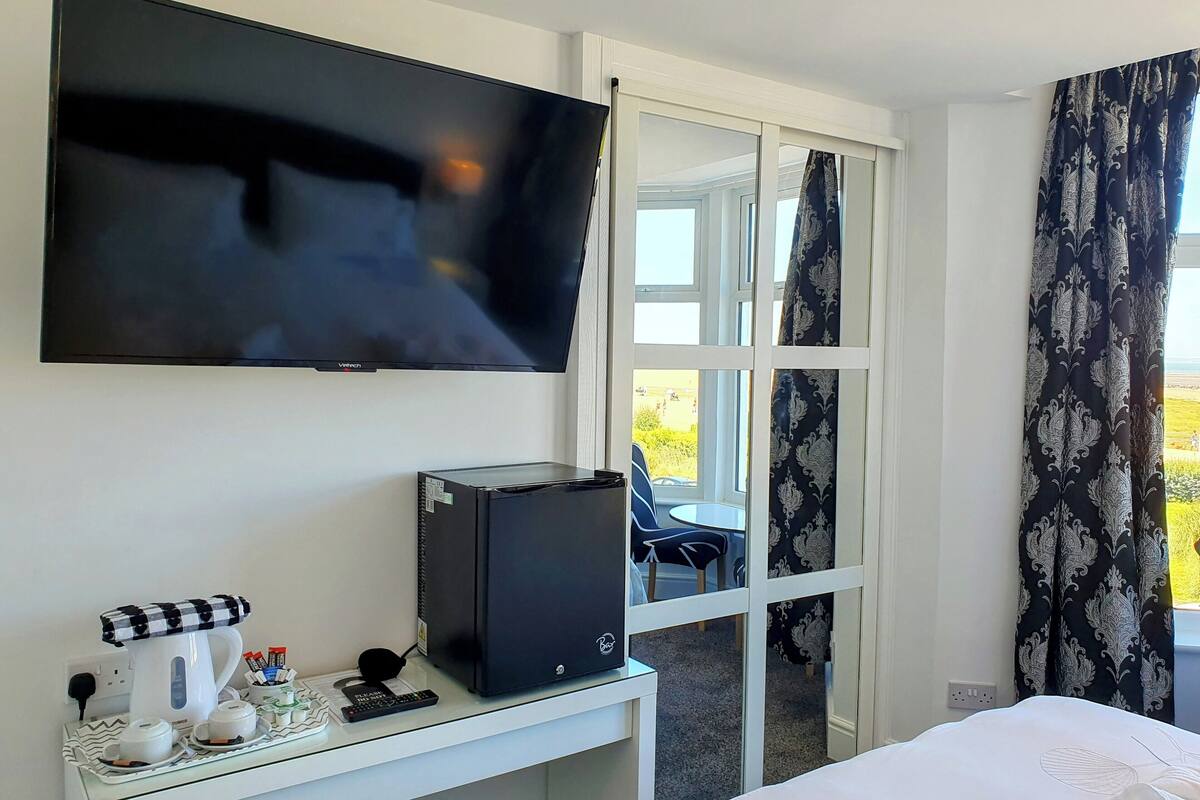 deluxe double room, 1 king bed, sea view | iron/ironing board, free wifi, bed sheets
