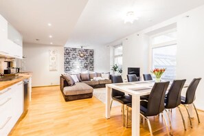 Appartement Familial, 2 chambres, sauna, vue cour intérieure | Coin séjour | Télévision à écran plat, Netflix, services de streaming