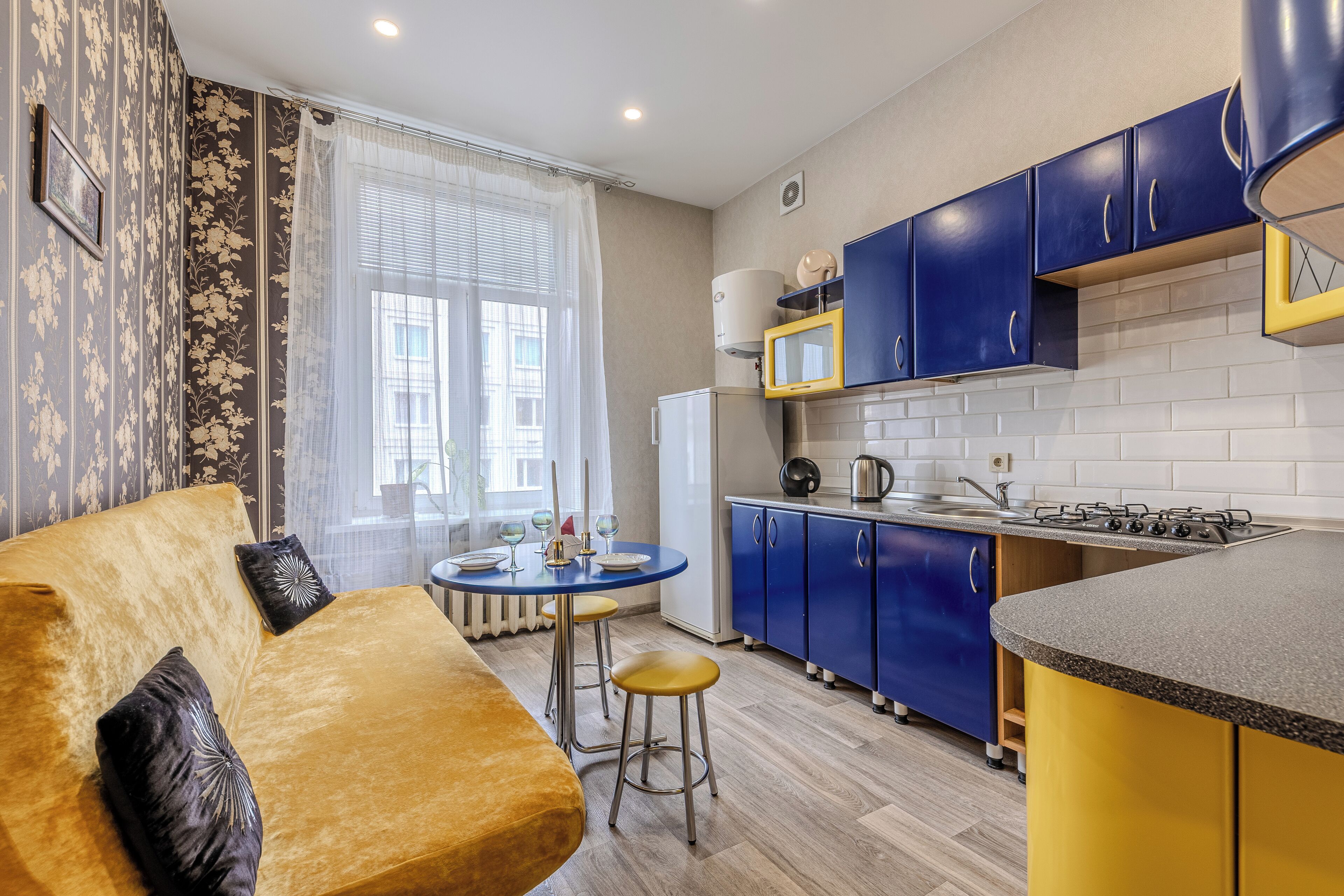 Comfort-Apartment, Stadtblick (Volodarskogo 15) | Eigene Küche | Großer Kühlschrank, Mikrowelle, Herdplatte, Wasserkocher