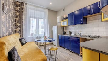Comfort-Apartment, Stadtblick (Volodarskogo 15) | Eigene Küche | Großer Kühlschrank, Mikrowelle, Herdplatte, Wasserkocher