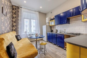 Comfort-Apartment, Stadtblick (Volodarskogo 15) | Eigene Küche | Großer Kühlschrank, Mikrowelle, Herdplatte, Wasserkocher
