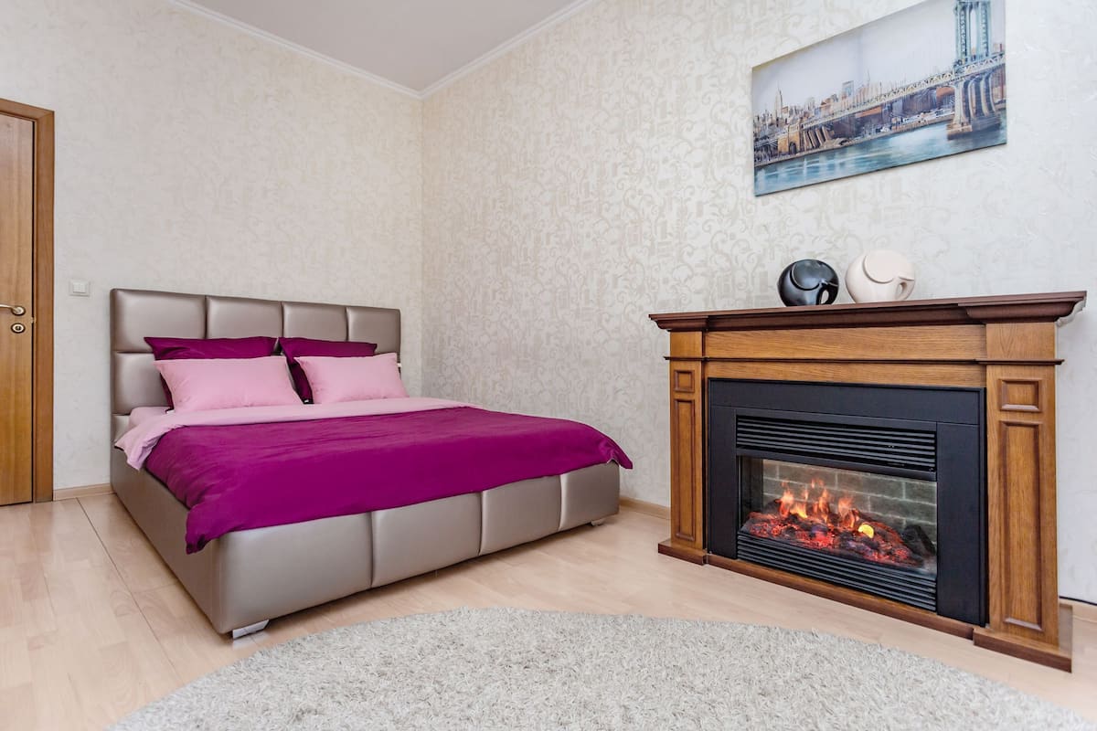 Comfort Apartment, City View (Volodarskogo 15) | Living area | 50-inch Smart TV with digital channels, TV