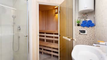 Design Apartment, Sauna, City View (Kirova 1) | Bilik Mandi | Pancuran mandi, hulu semburan mandi hujan, pengering rambut