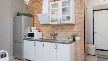 Refrigerador con freezer, microondas, placa de cocina