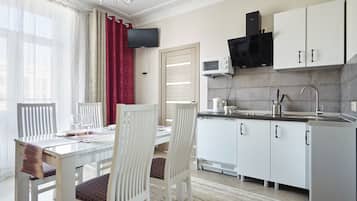 Desayuno continental diario (USD 12 por persona)