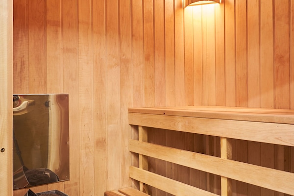 Apartemen, sauna, pemandangan kota (Kirova 3) | Kamar mandi | Shower, pancuran hujan, pengering rambut, dan handuk