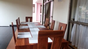 Se sirven desayunos, almuerzos y cenas; cocina internacional