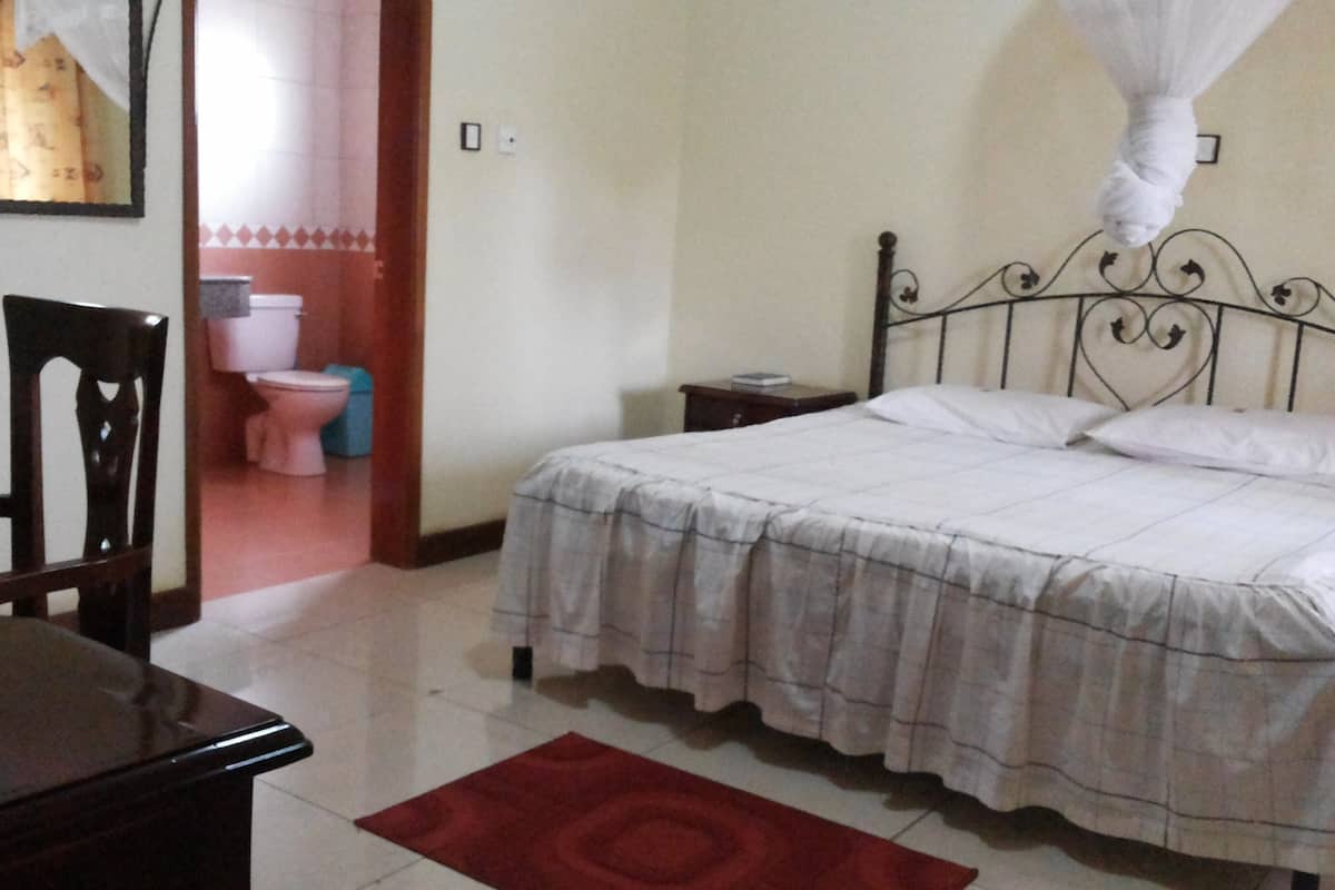 Escritorio, espacio para trabajar con laptop y cortinas blackout