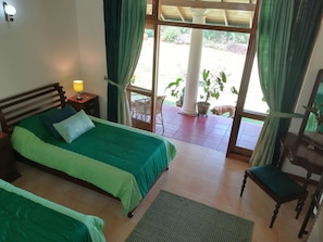 Comfort Room | Dilengkapkan perabot secara berasingan, Wi-fi percuma, cadar katil 