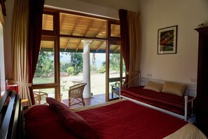 Habitación familiar | Muebles diferentes, wifi gratis y ropa de cama 