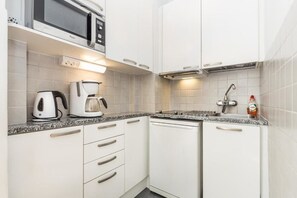 Studio | Eigene Küche | Kühlschrank, Mikrowelle, Wasserkocher mit Kaffee-/Teezubehör, Hochstuhl