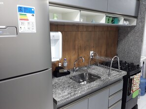 Refrigerador con freezer, microondas, lavavajillas, cafetera/tetera