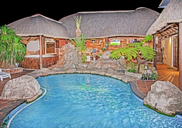 2 outdoor pools, sun loungers - Villa le View Guesthouse (Bluff)