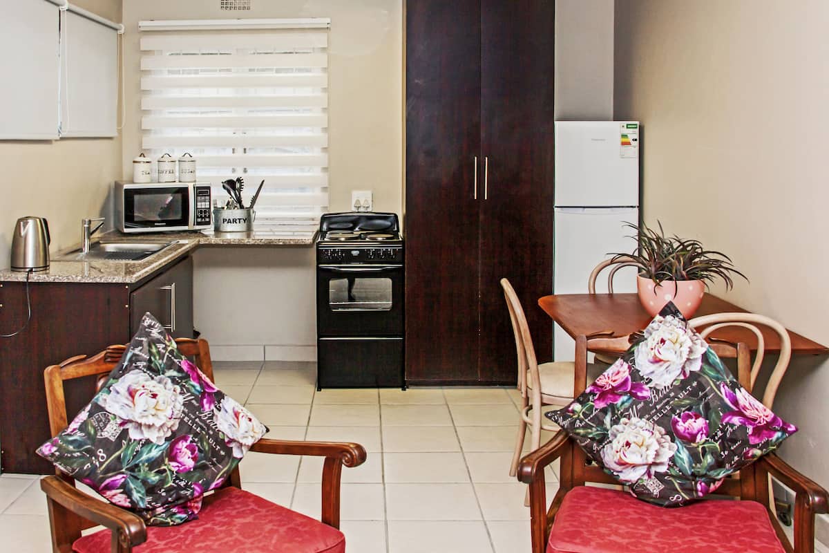 Luxury Studio | Private kitchen | Full-size fridge, microwave, stovetop, electric kettle