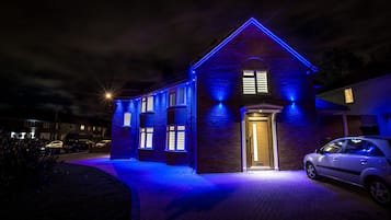 Bagian depan properti - sore/malam