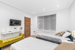 Twin Room | Minibar, desk, soundproofing, free WiFi
