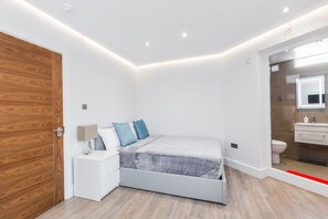 Minibar, desk, soundproofing, free WiFi - Goldbeaters House (Edgware)