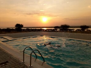 Una piscina al aire libre