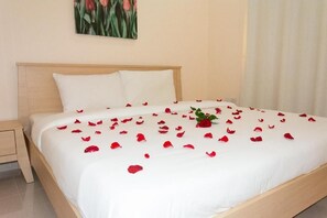 Blackout drapes, iron/ironing board, free WiFi, bed sheets - Flowers INN 1 (Salmiya)