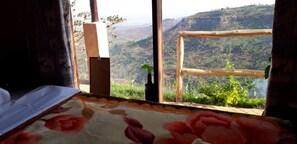 Chambre Double Deluxe | Ameublement personnalisé, bureau, rideaux occultants