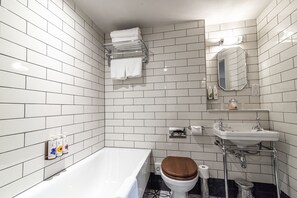 Gratis toiletartikelen, een haardroger, handdoeken